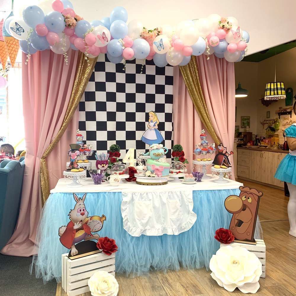 Alice in wonderland themed party
